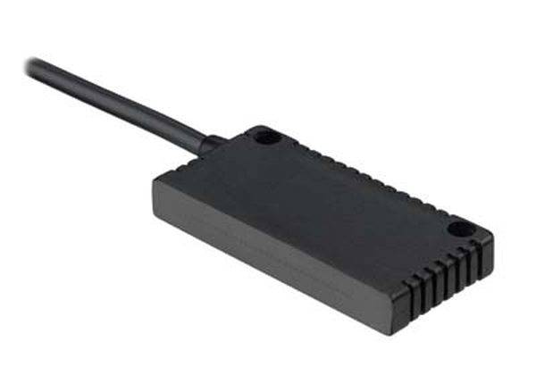 Een platte, rechthoekige, zwarte elektronische sensor met een aangesloten kabel op een neutrale ondergrond.
