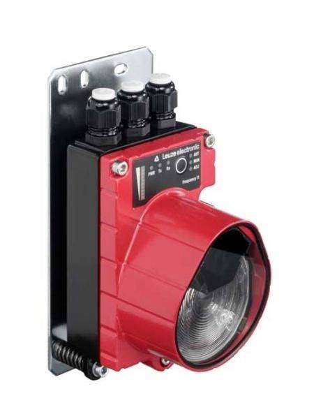 Een rood optoelektronisch sensorapparaat van Leuze, gemonteerd op een metalen plaat. Het heeft drie kabelaansluitingen bovenaan.