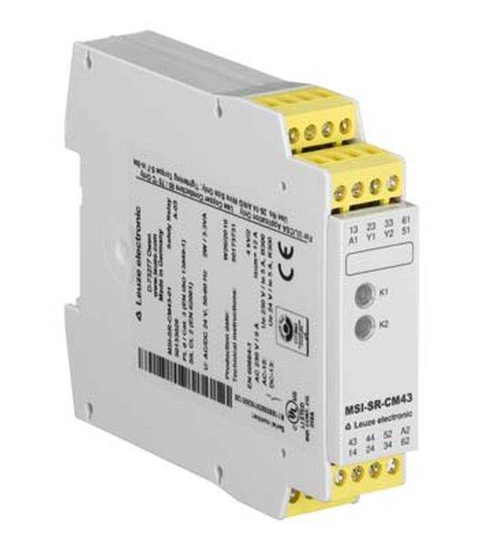 Veiligheidsrelaismodule, grijs met gele aansluitingen. Voorzijde voorzien van labels met technische details en CE-certificering.