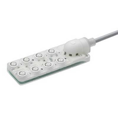 Een witte, meervoudige stekkerdoos met acht ronde stopcontacten, voorzien van een zijdelings snoer met netstekker, tegen een witte achtergrond.