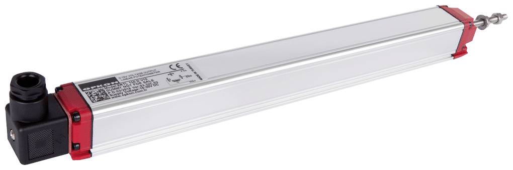 Lineair positionmeetsysteem met zwarte stekker aan één uiteinde en rode behuizing aan de uiteinden. Gebruikt in industriële omgevingen.