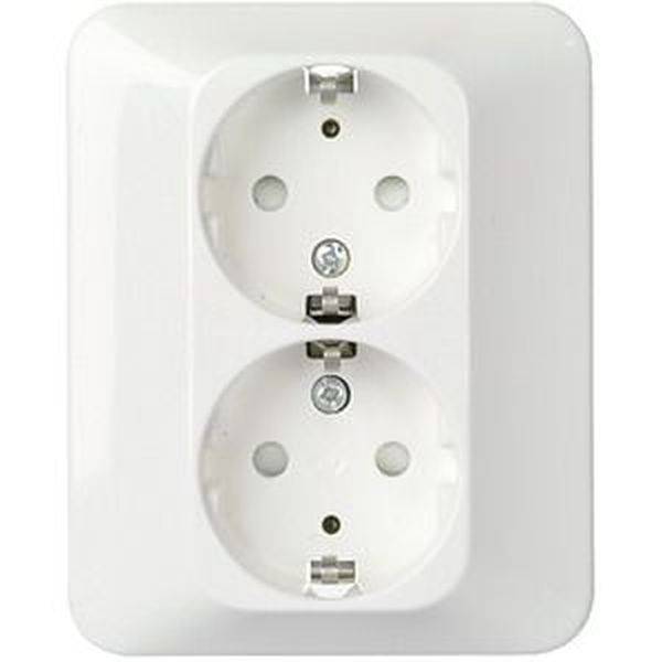 'Dubbele witte stopcontacten gemonteerd aan een muur.'