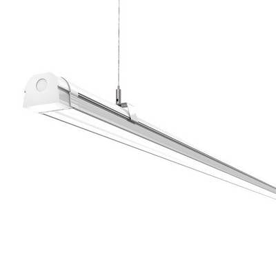 Een modern, langwerpig LED-licht dat aan een metalen kabel hangt. Het is strak vormgegeven en toont een energie-efficiënte verlichtingsoplossing.