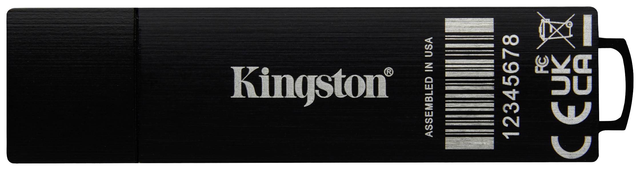 Een zwarte USB-stick met 'Kingston'-logo en streepjescode. Markeringen voor 'CE' en 'FCC' evenals de vermelding 'GEASSEMBLEERD IN DE VS'.