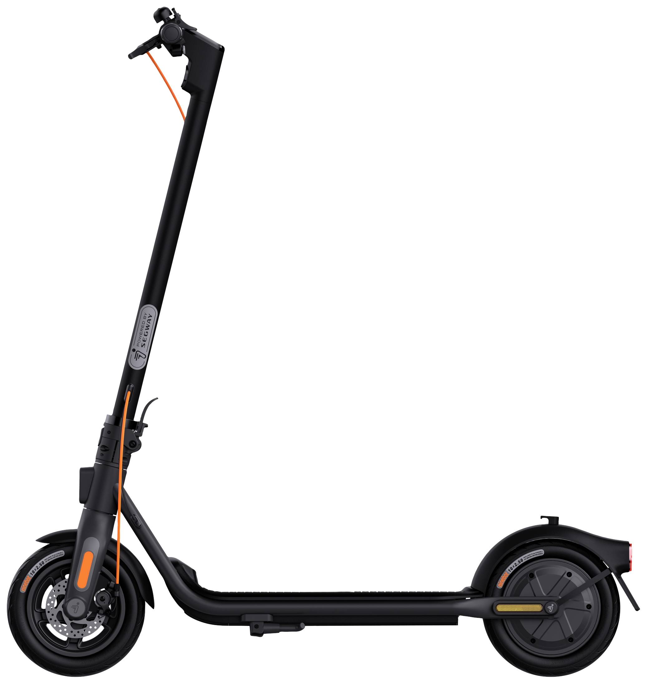 Een zwarte elektrische scooter met oranje accenten aan de zijkant, weergegeven in zijaanzicht.