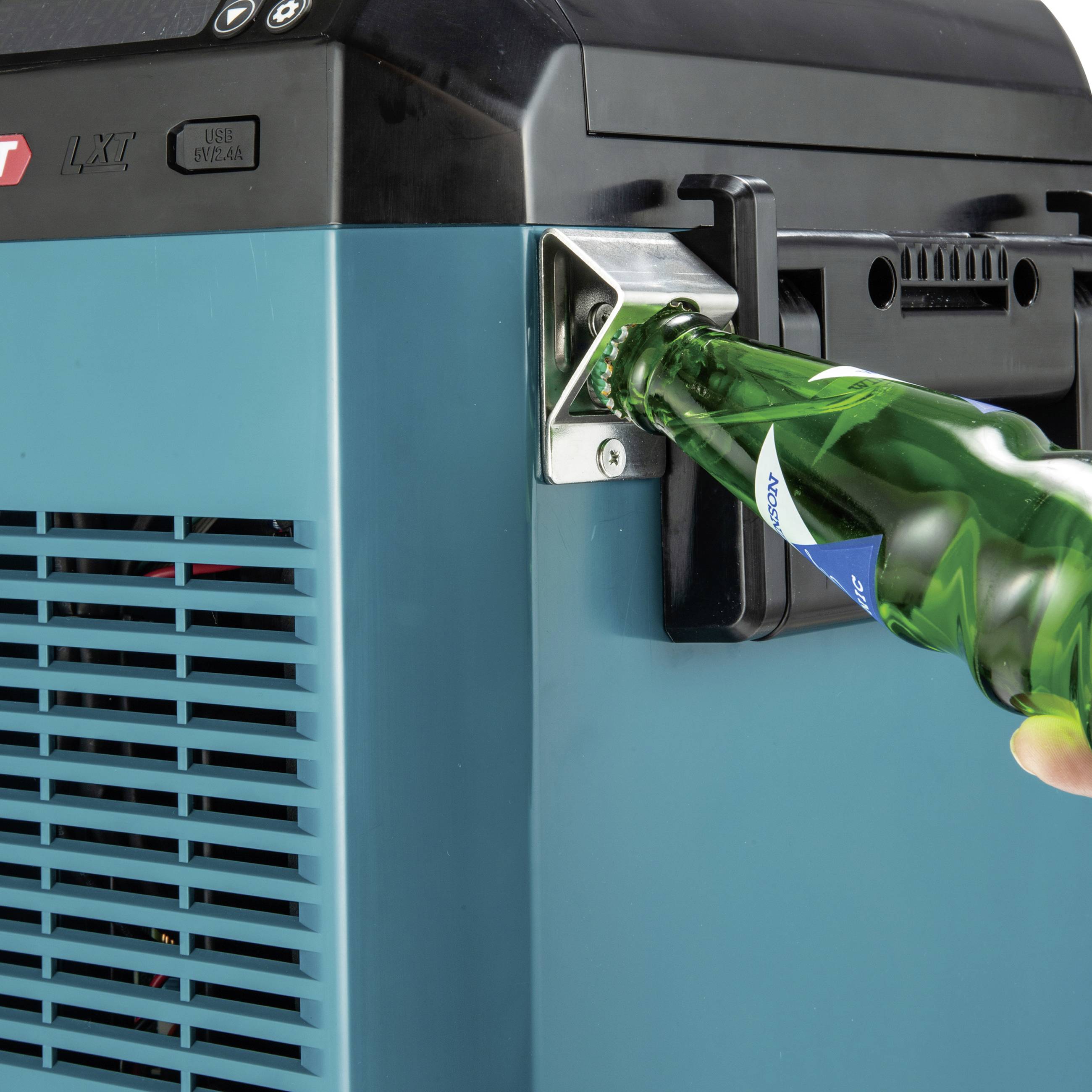 Een hand opent een fles met een flessenopener die is geïntegreerd in een blauwe machine.