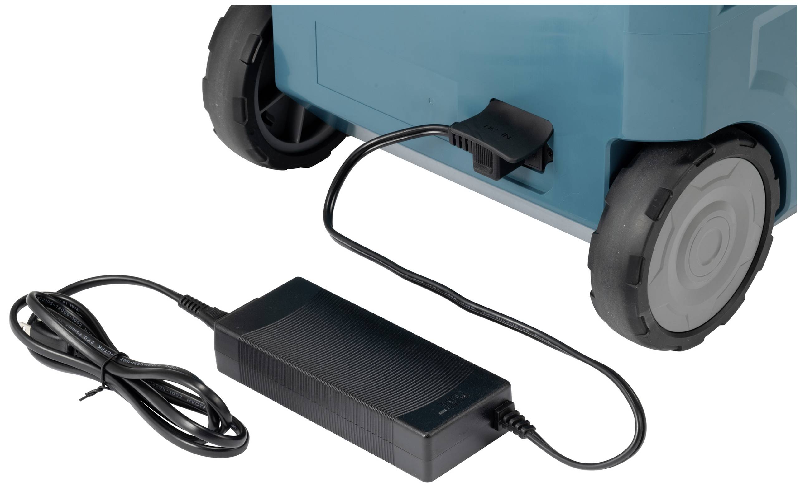 Een zwarte oplader is verbonden met een blauw elektronisch apparaat met wielen, dat staat op een witte oppervlakte.