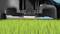 Close-up van een grasmaaier die gras aan het maaien is. De foto toont het mes en het gras vanuit een laag perspectief.
