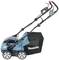 Grasmaaier van Makita met opvangbak en blauwe afdekking op vier wielen. Geschikt voor grasverzorging door beluchting en mosverwijdering.