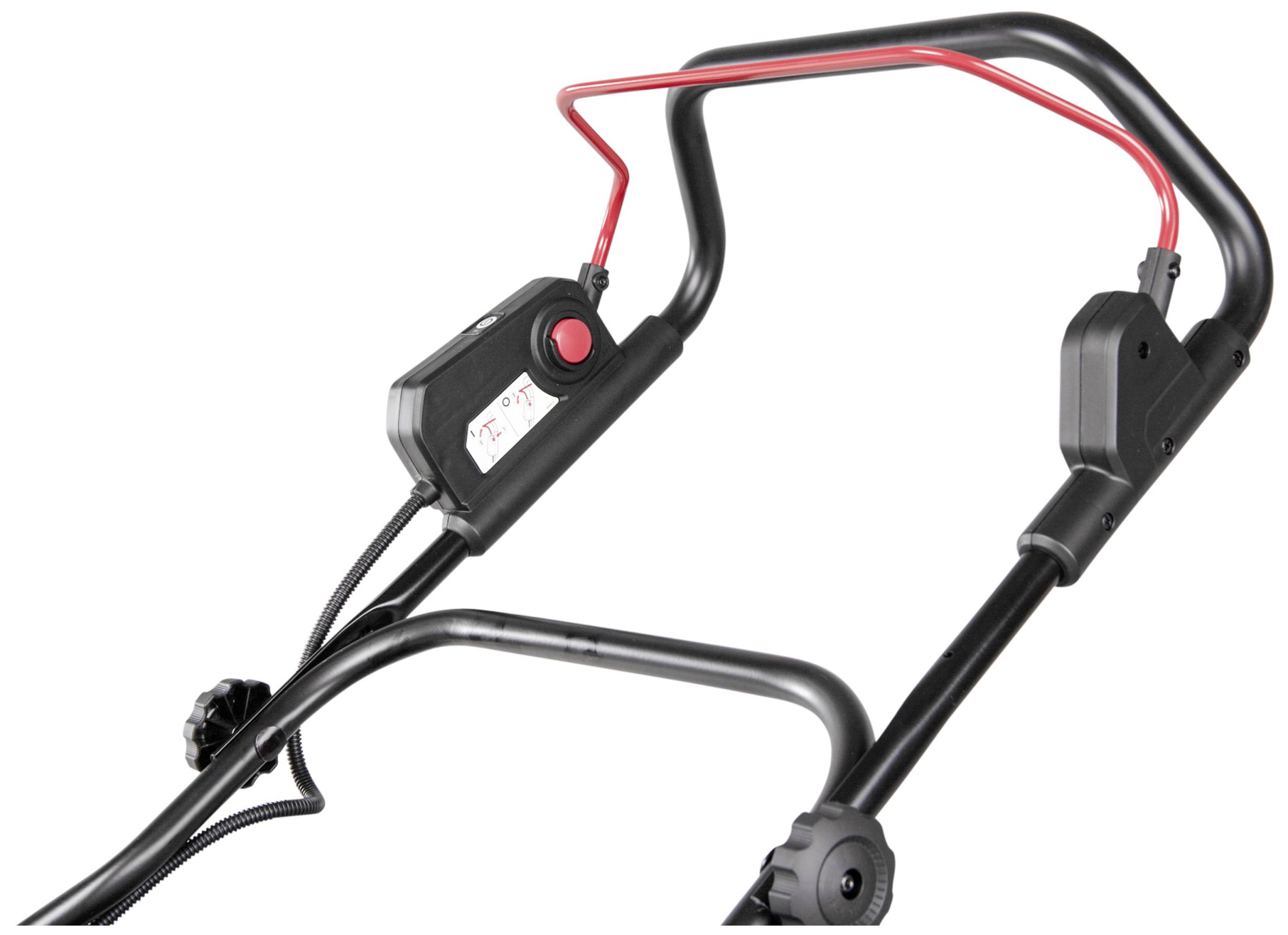 Close-up van het handvat van een grasmaaier met een rode hendel en een zwart bedieningspaneel, toont bedieningsmechanismen voor eenvoudige bediening.