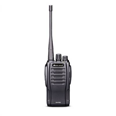 Een zwarte handmarifoon met antenne en twee knoppen aan de bovenkant, merknaam op de voorkant.