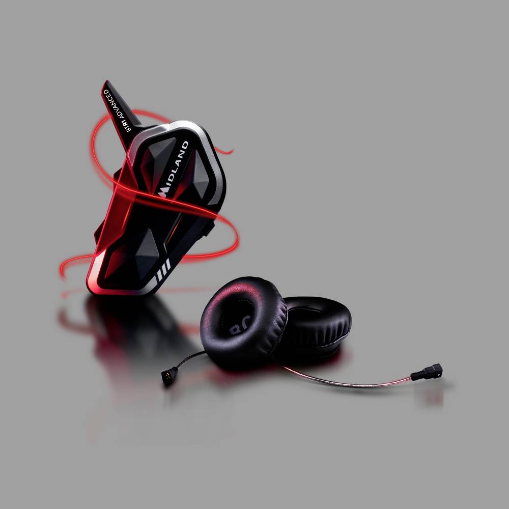 'Een zwart motorrijders-communicatieapparaat met rode verlichting, naast zwarte koptelefoons met rood "Q3" logo, op een grijze achtergrond.'