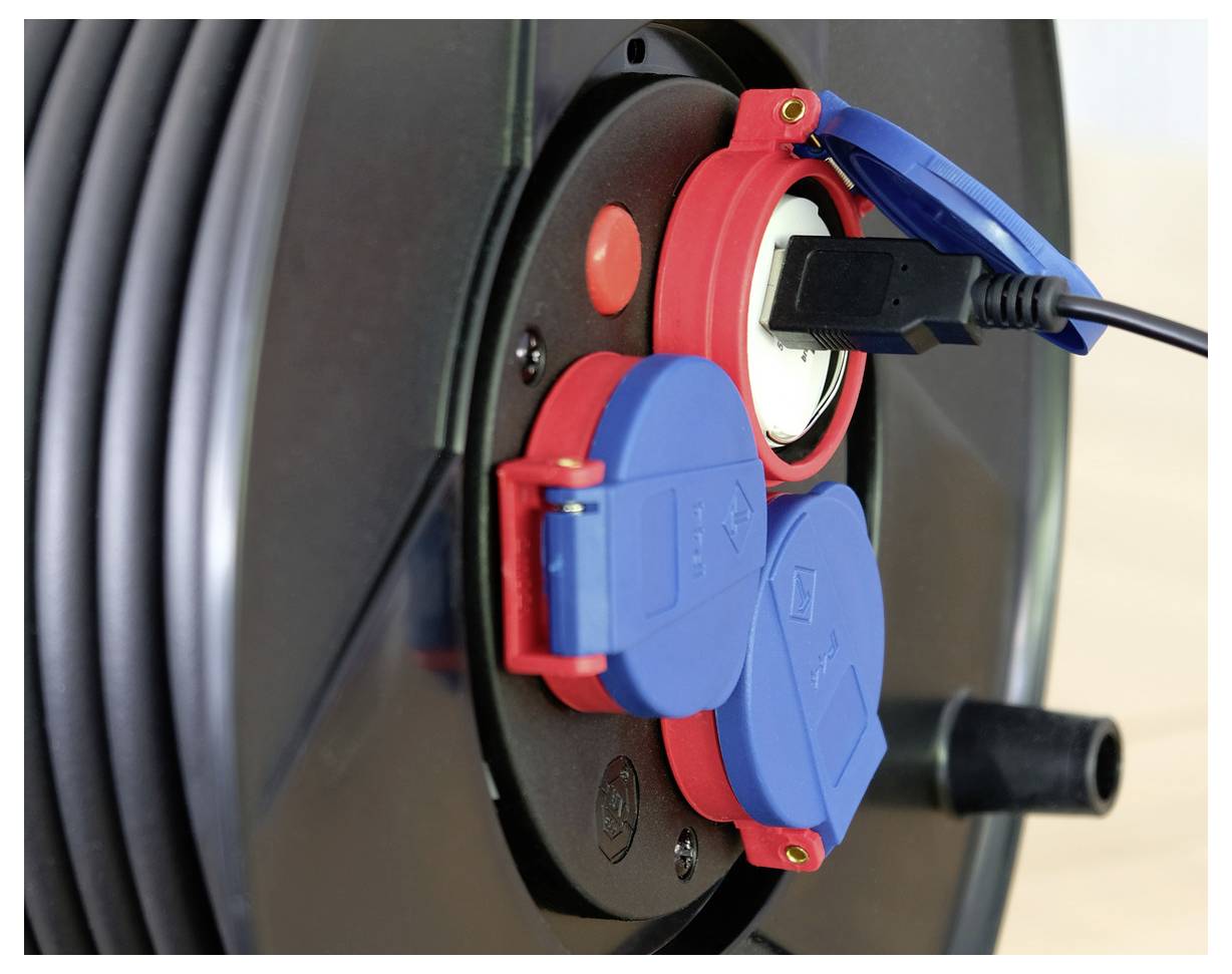Nahaufnahme einer EV-Ladestelle mit blauen und roten Schutzkappe und einem angeschlossenen Ladekabel.
