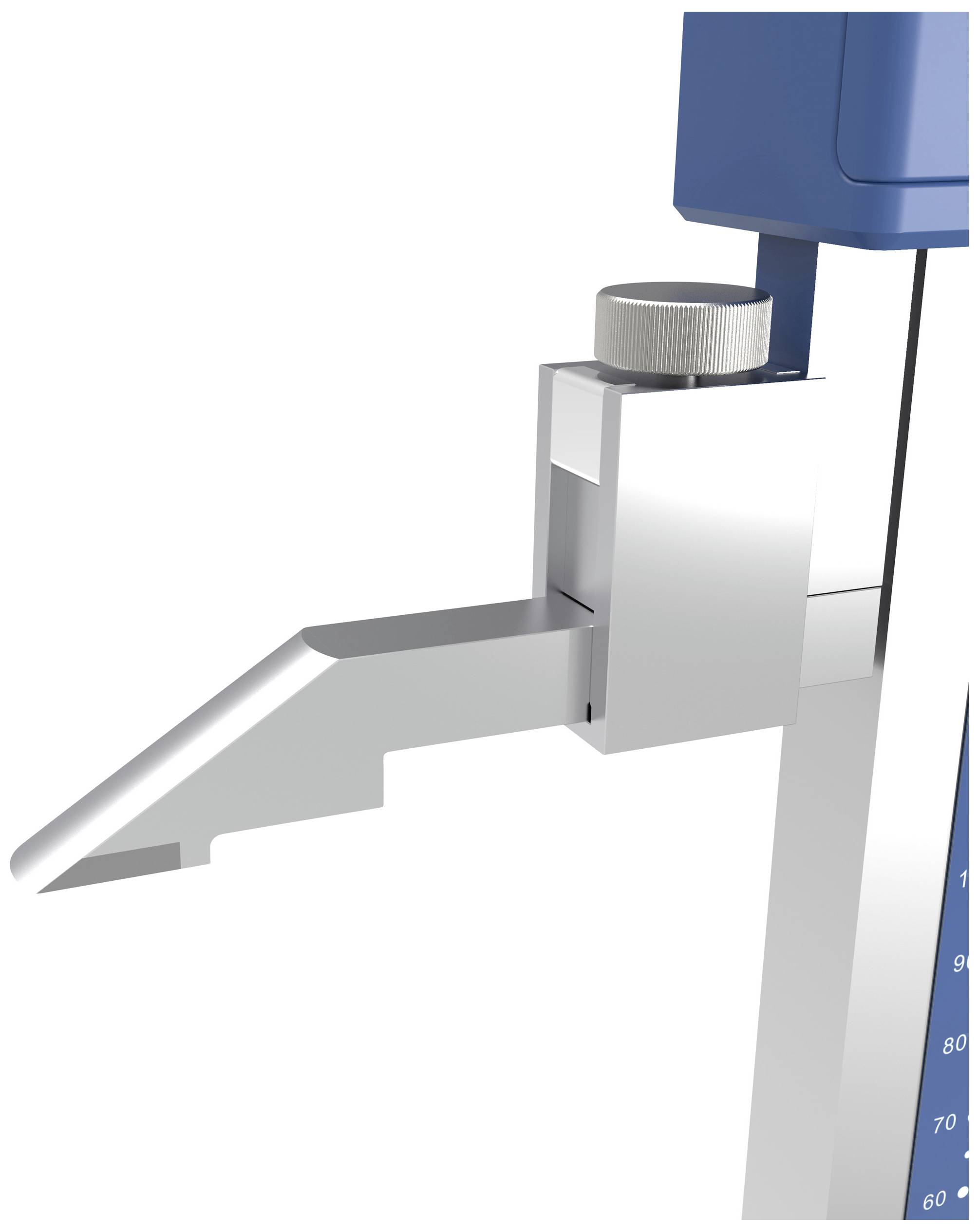 Een onderdeel van een meetinstrument met een metalen arm en schaal, dat nauwkeurige metingen aangeeft. De focus ligt op de zilveren meetarm.