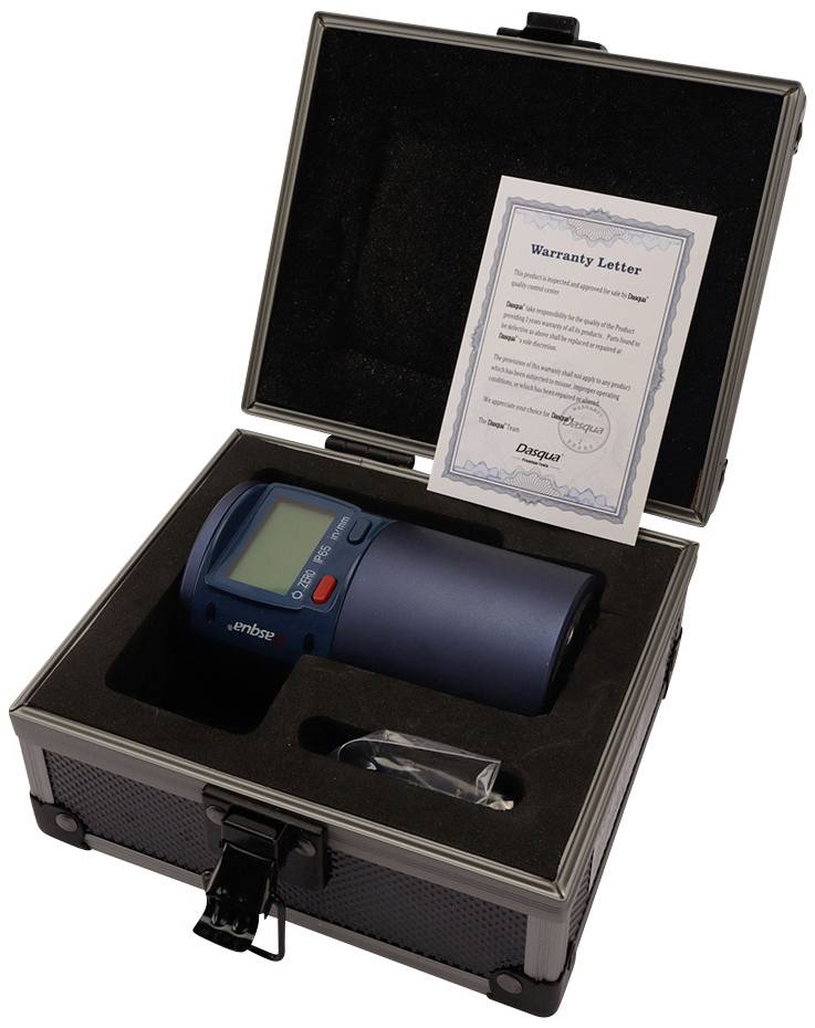 Een digitaal meetapparaat in een open zwarte koffer met garantiebewijs. Het apparaat beschikt over een display en bedieningselementen.