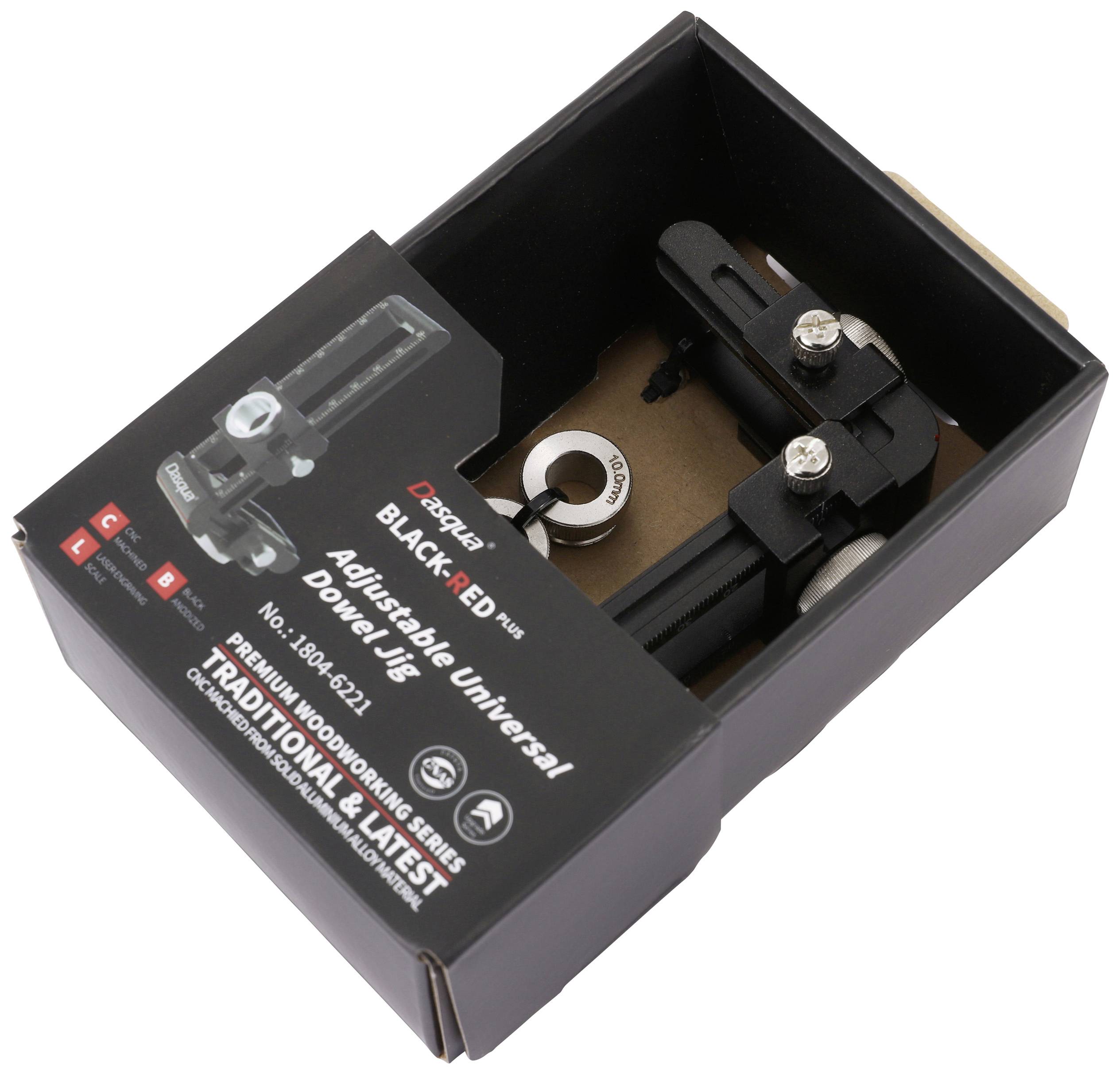 Een zwarte, verstelbare universele passer in een open kartonnen doos. Op de verpakking staat 'Adjustable Universal Double Jaws' en 'Traditional & Latest'.