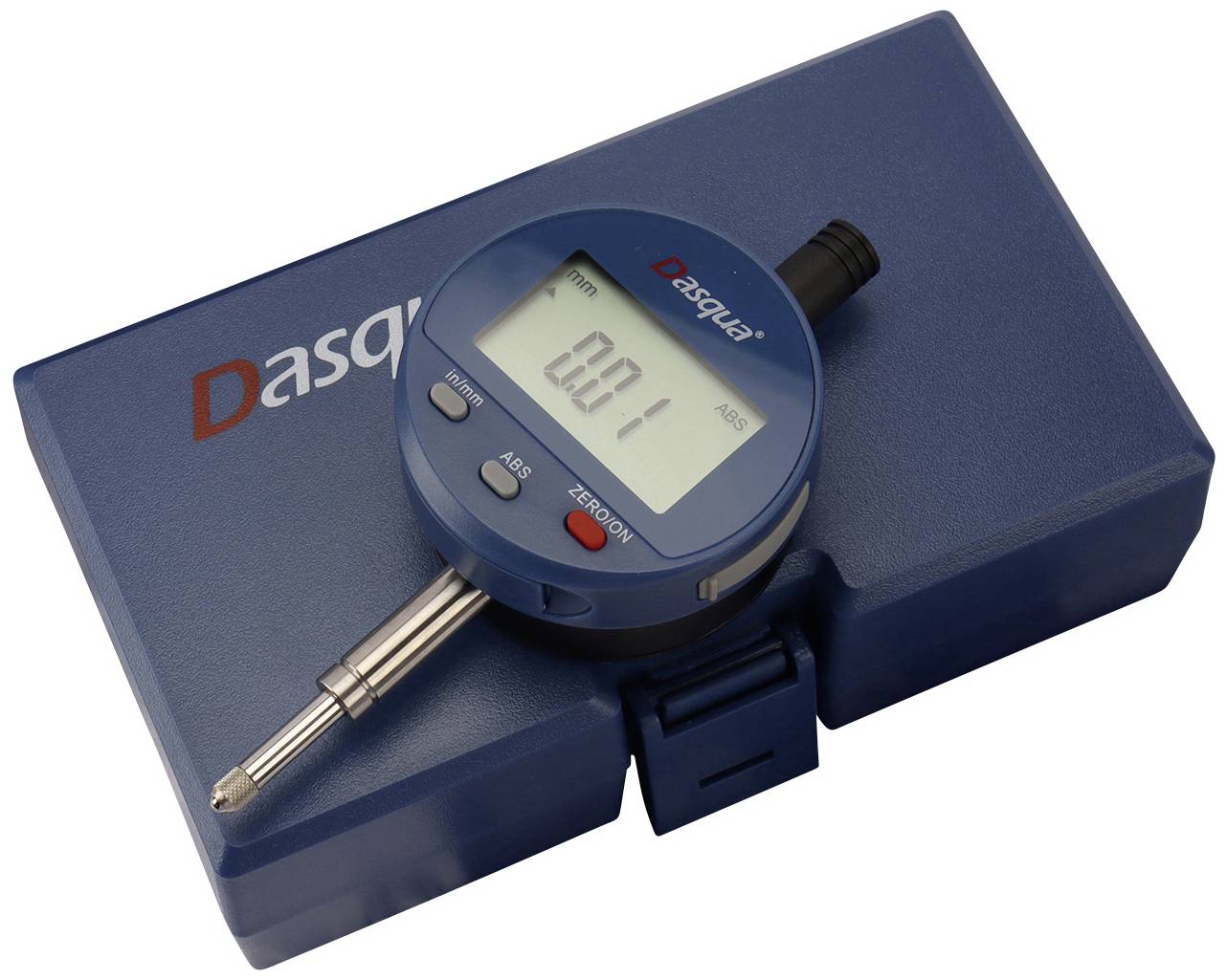 Digitale schuifmaat met display toont '0.01', liggend op een blauwe behuizing. Merknaam zichtbaar op het apparaat en de behuizing.