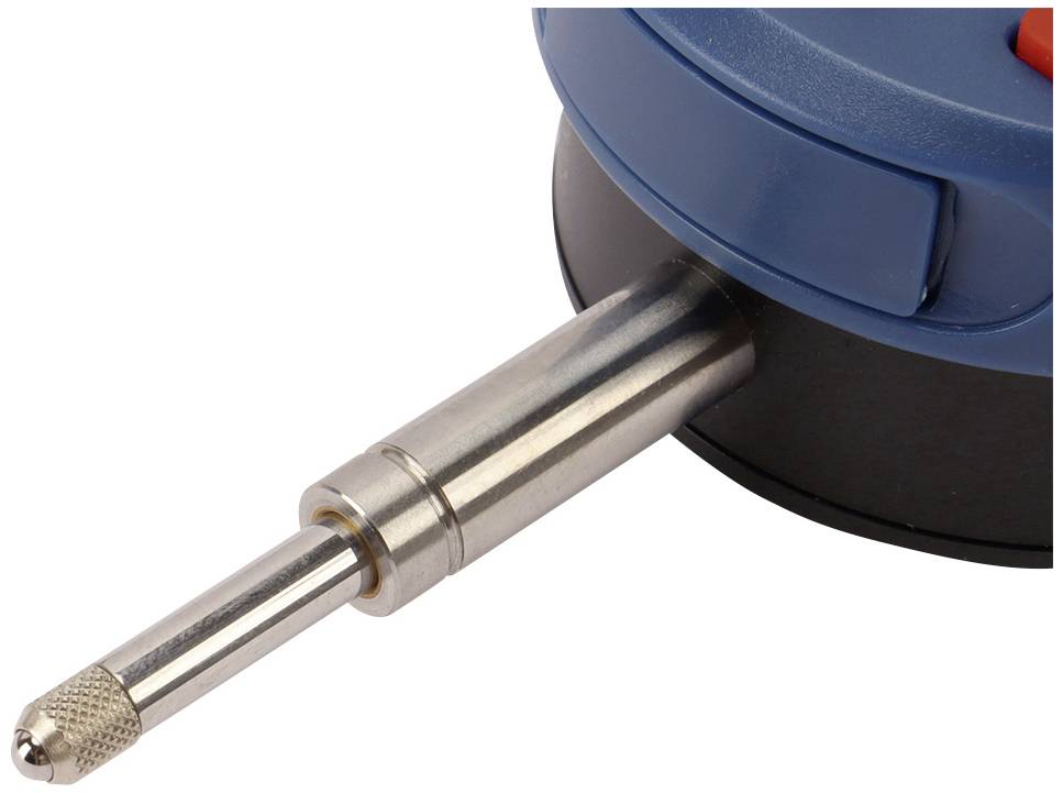 Een metalen stekker is gedeeltelijk gestoken in een blauw apparaat. De focus ligt op de verbinding en de metalen structuur van de stekker.