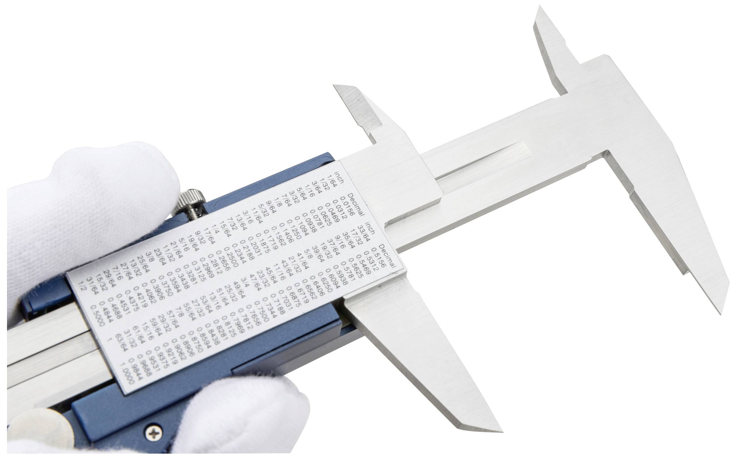 Een hand houdt een schuifmaat vast, een precisie-instrument met schaal, dat wordt gebruikt voor het meten van afstanden en diameters.