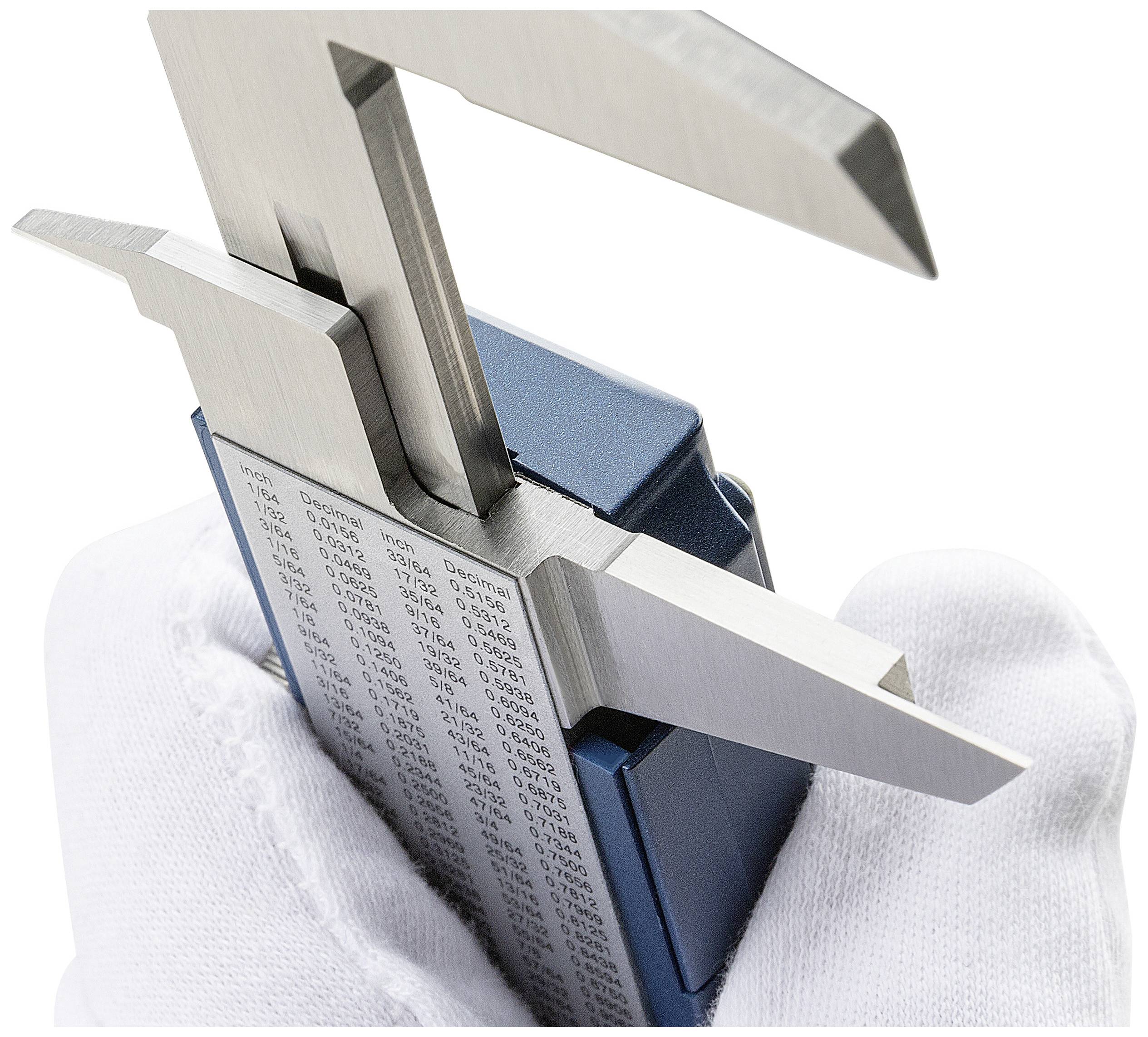 Een persoon met witte handschoenen houdt een schuifmaat vast. Het apparaat wordt gebruikt voor het nauwkeurig meten van afstanden en objecten.