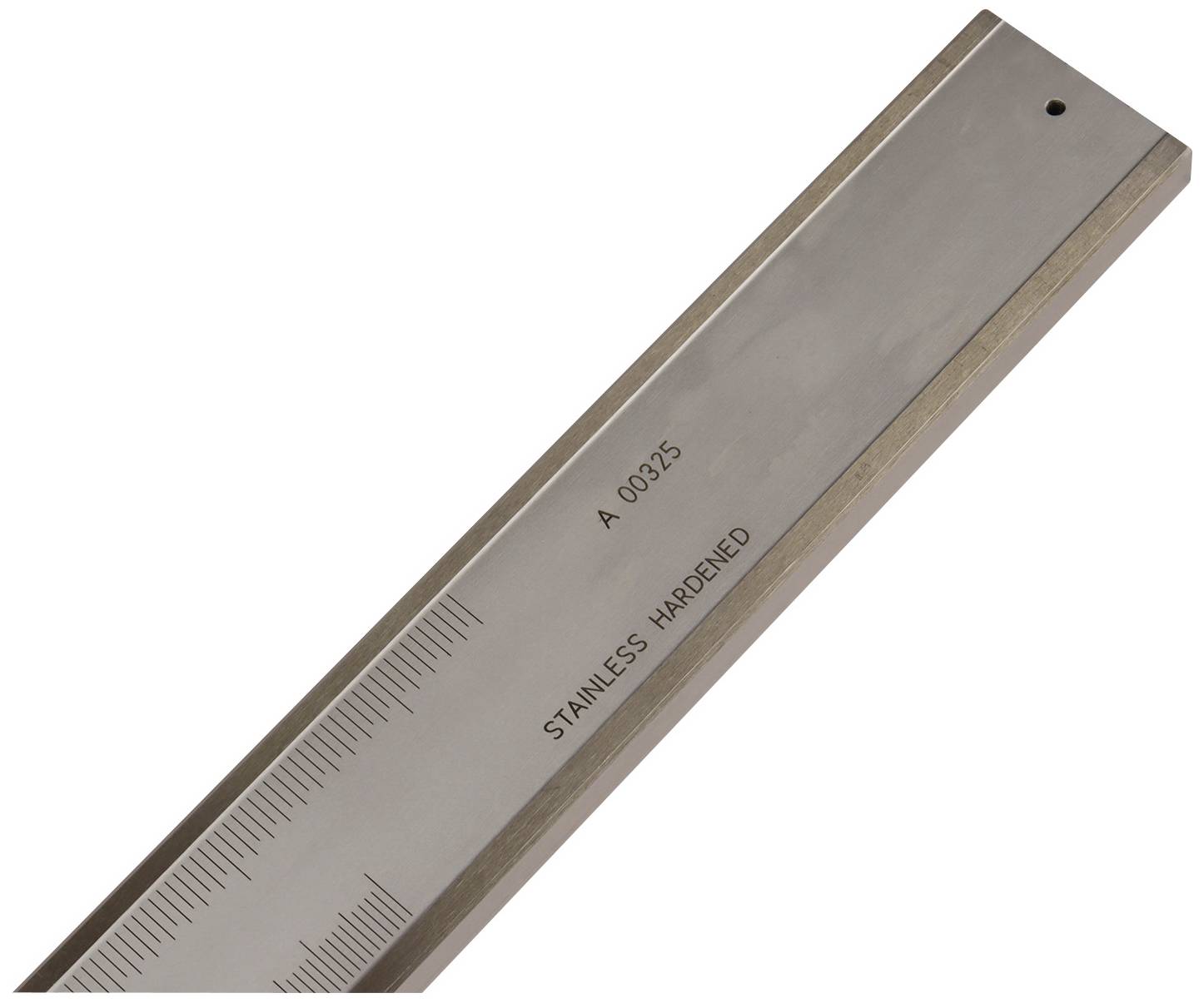 Een metalen liniaal met markeringen voor lengte-indeling; opschrift: 'Stainless Hardened'.