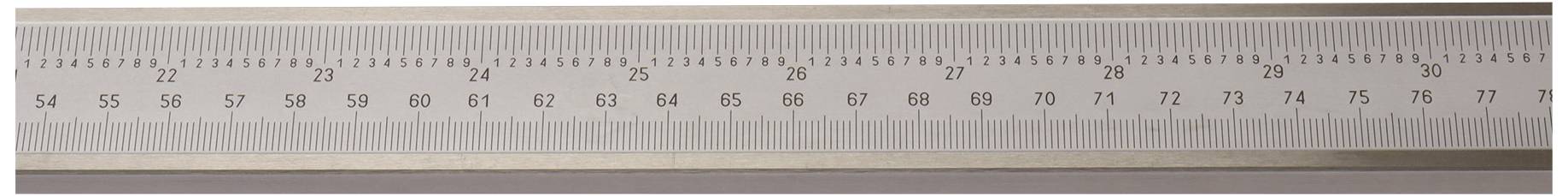 Een stalen meetlat met centimeter- en millimeterverdeling, toont metingen van 0 tot 80 centimeter, gebruikt voor nauwkeurige metingen.