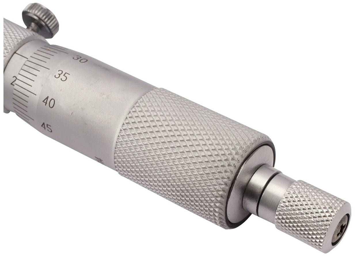 Een zilvergrijze micrometer met gekartelde greep en schaal van 30 tot 45, gebruikt voor nauwkeurige metingen van kleine afstanden.
