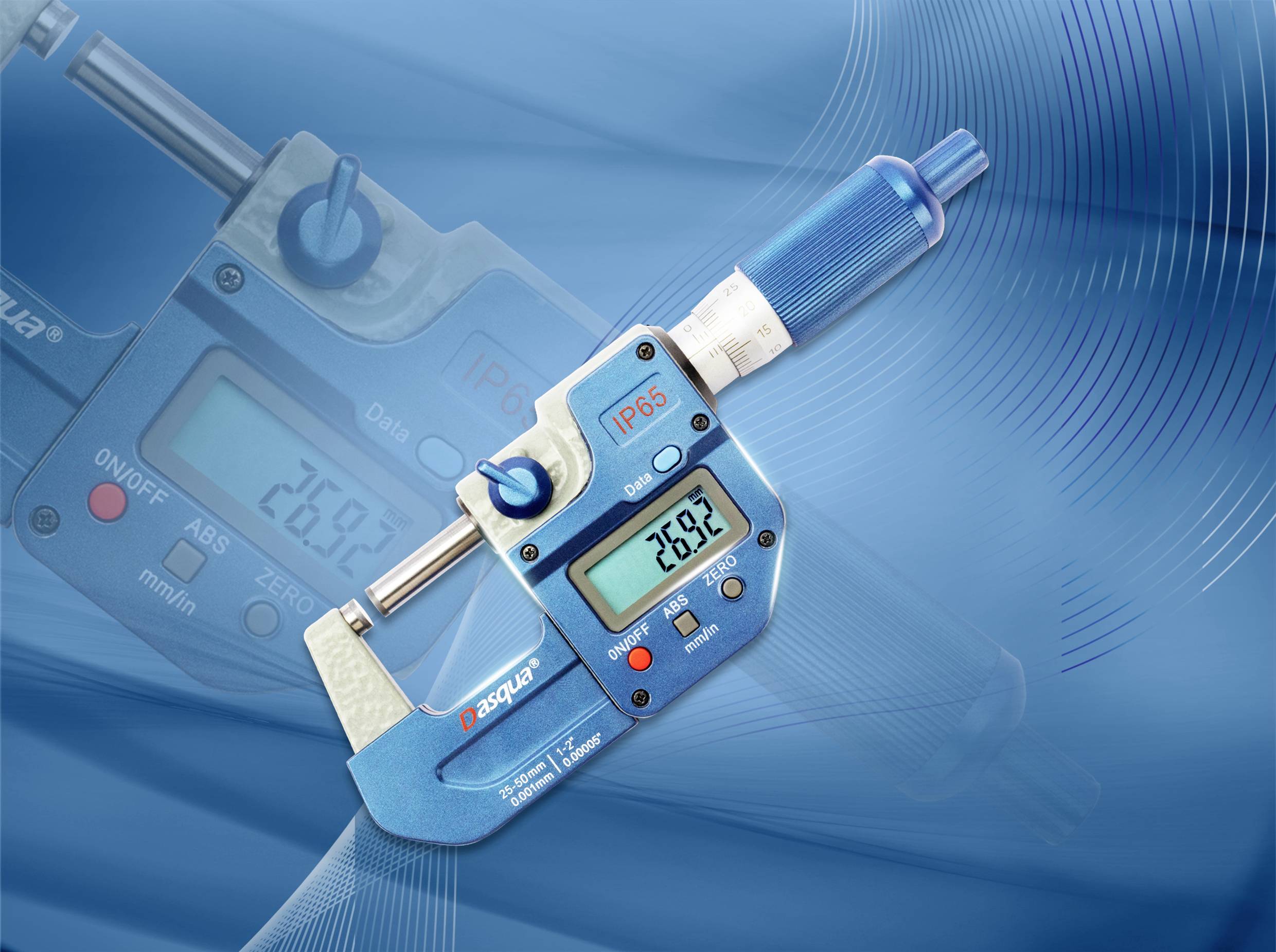 Een blauwe digitale micrometer toont op het display '28,92'. Het wordt gebruikt voor nauwkeurige metingen van afstanden of doorsneden.