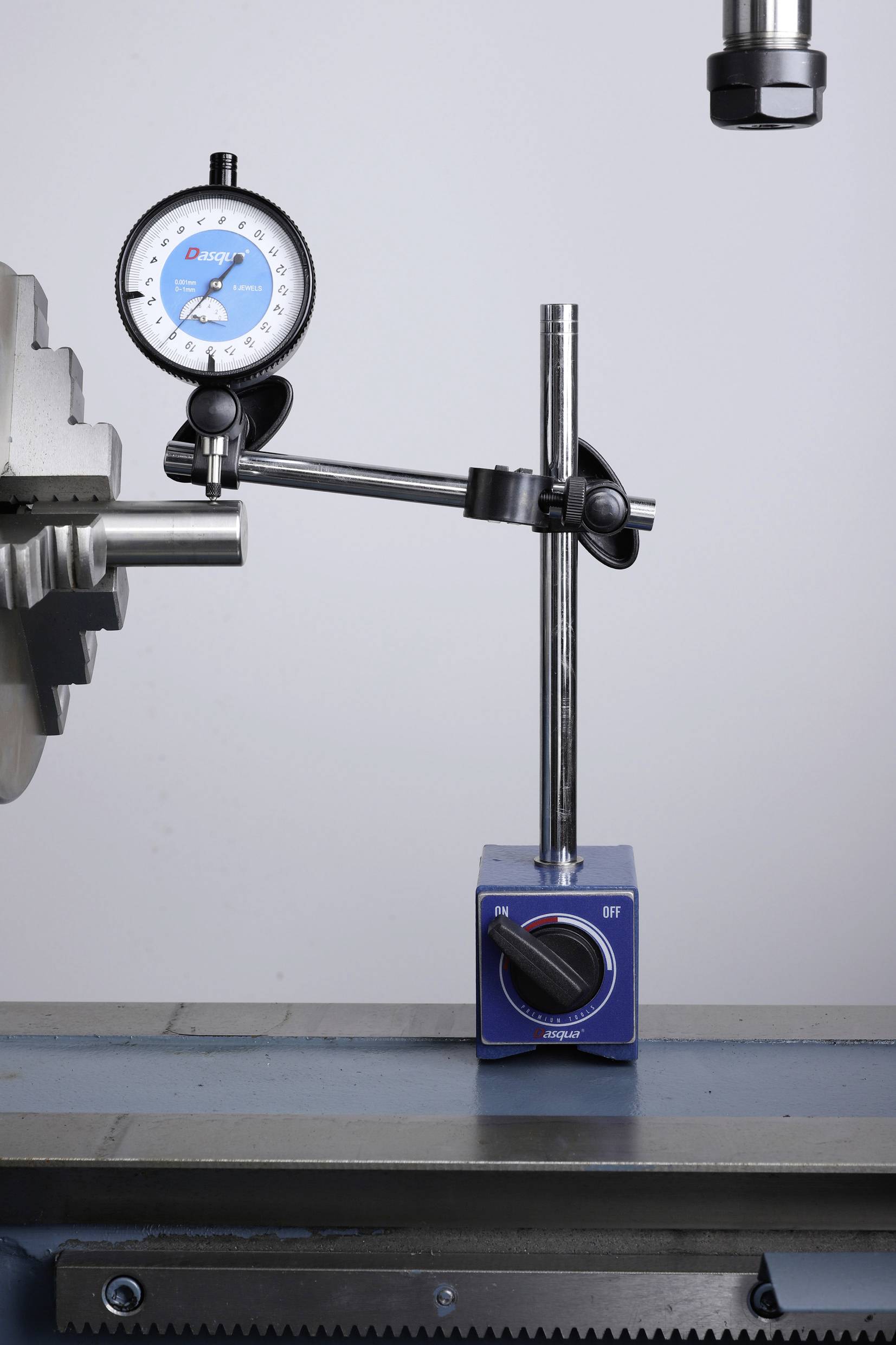Meetklok op vaste houder meet bewegende metalen cilinder. Precisie-instrument voor het bepalen van afmetingen.
