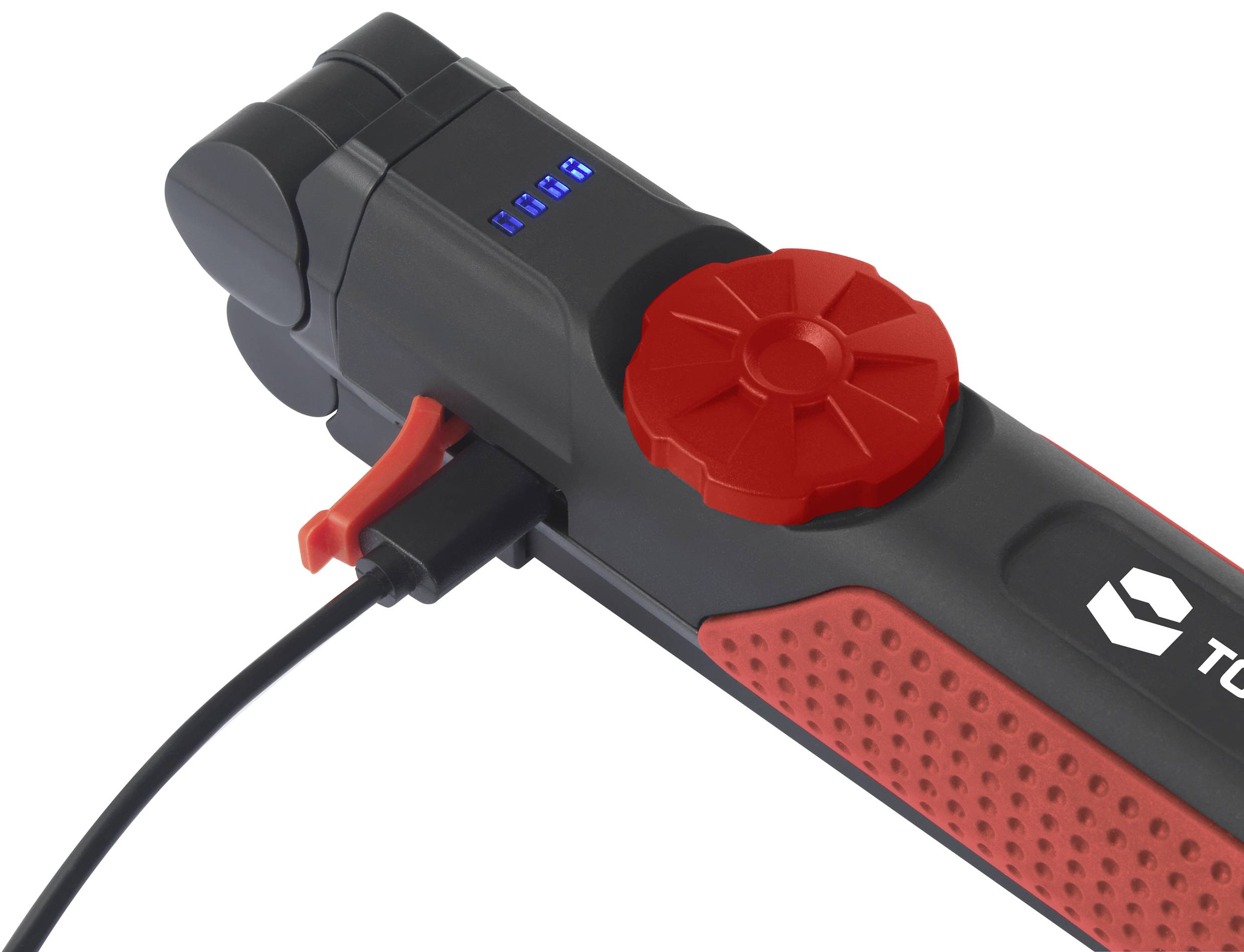 Een draagbare bandenpomp met een rode drukknop en een digitaal display dat de laadstatus weergeeft. USB-kabel aangesloten.