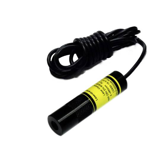 Een zwarte laserpointer met een gele waarschuwing en kabel. Hij ligt op een witte oppervlakte.