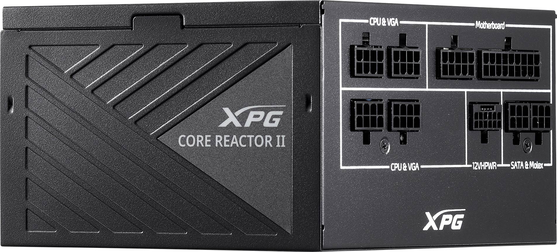 Zwarte, rechthoekige XPG Core Reactor II voeding met meerdere stroomaansluitingen, voorzien van labels voor CPU/VGA en moederbord.