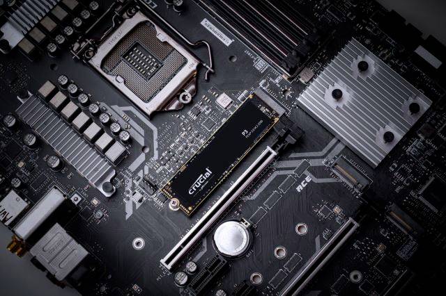 Close-upfoto van een computermoederbord met zichtbare processorsocket en ingebouwde Crucial-geheugenmodules.