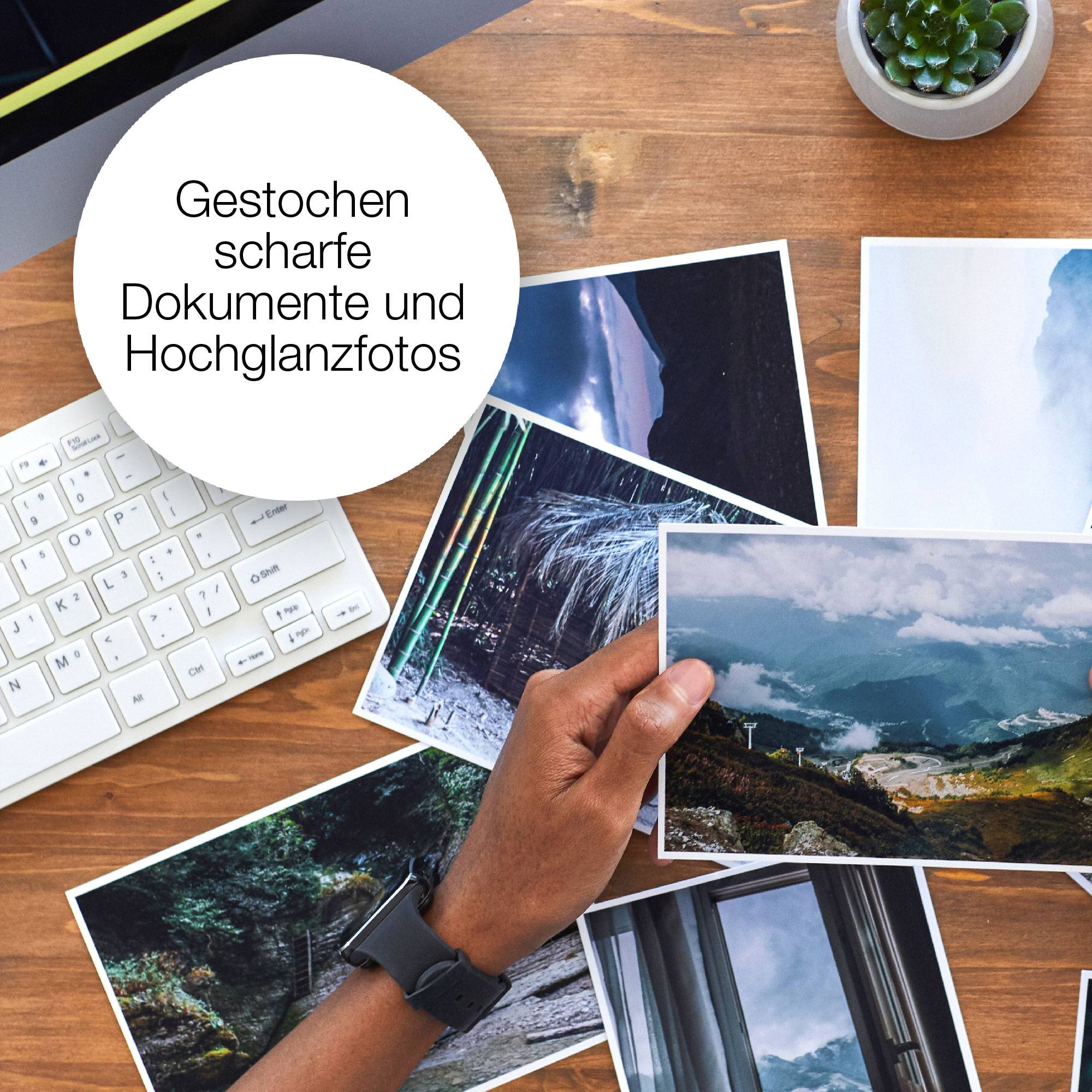 Een tafel met verspreid liggende glanzende foto's, een cirkel met tekst: 'Mes scherpe documenten en hoogglans foto's.'
