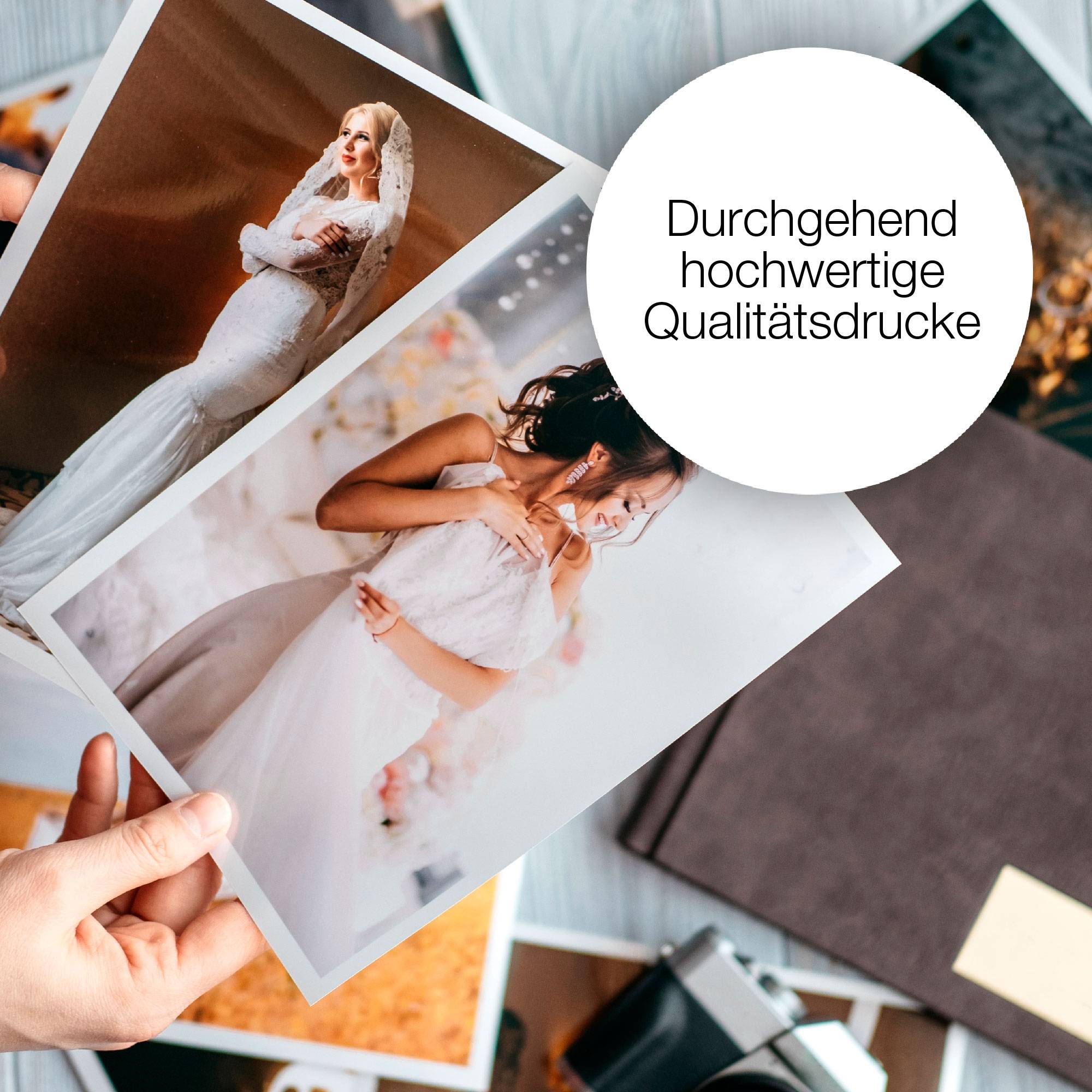 Een persoon houdt foto's van bruiden in trouwjurken vast. Ernaast staat: 'Doorlopend hoogwaardige kwaliteitsafdrukken'.