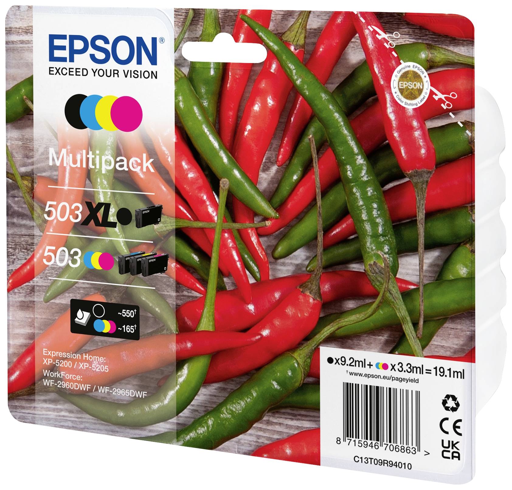 Een verpakking met Epson-inktpatronen, multipack voor printer. Bevat verschillende kleuren. Achtergrond met rode en groene chilipepers.