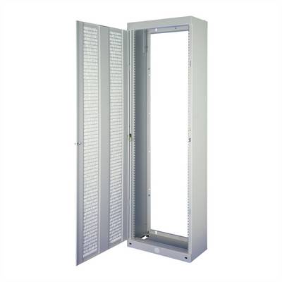 Serverkast met open deur toont lege binnenkant. Metalen kast, geschikt voor opslag van IT-apparatuur.