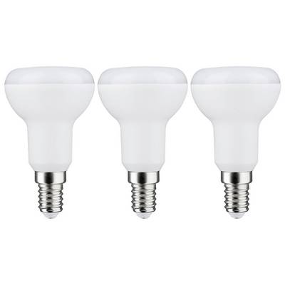 Drie witte LED-lampen met zilveren voeten naast elkaar voor een witte achtergrond.