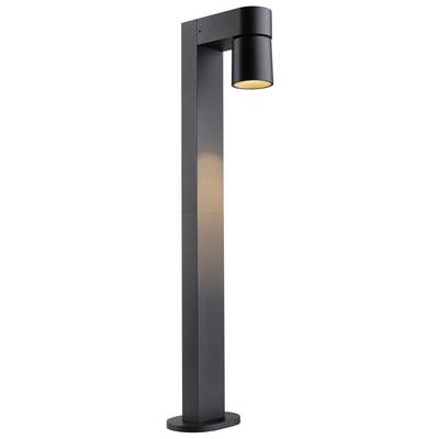 Zwarte, moderne staande lamp met een cilindrische lampenkap, verspreidt warm licht. Geschikt voor buitenruimtes en moderne architectuur.