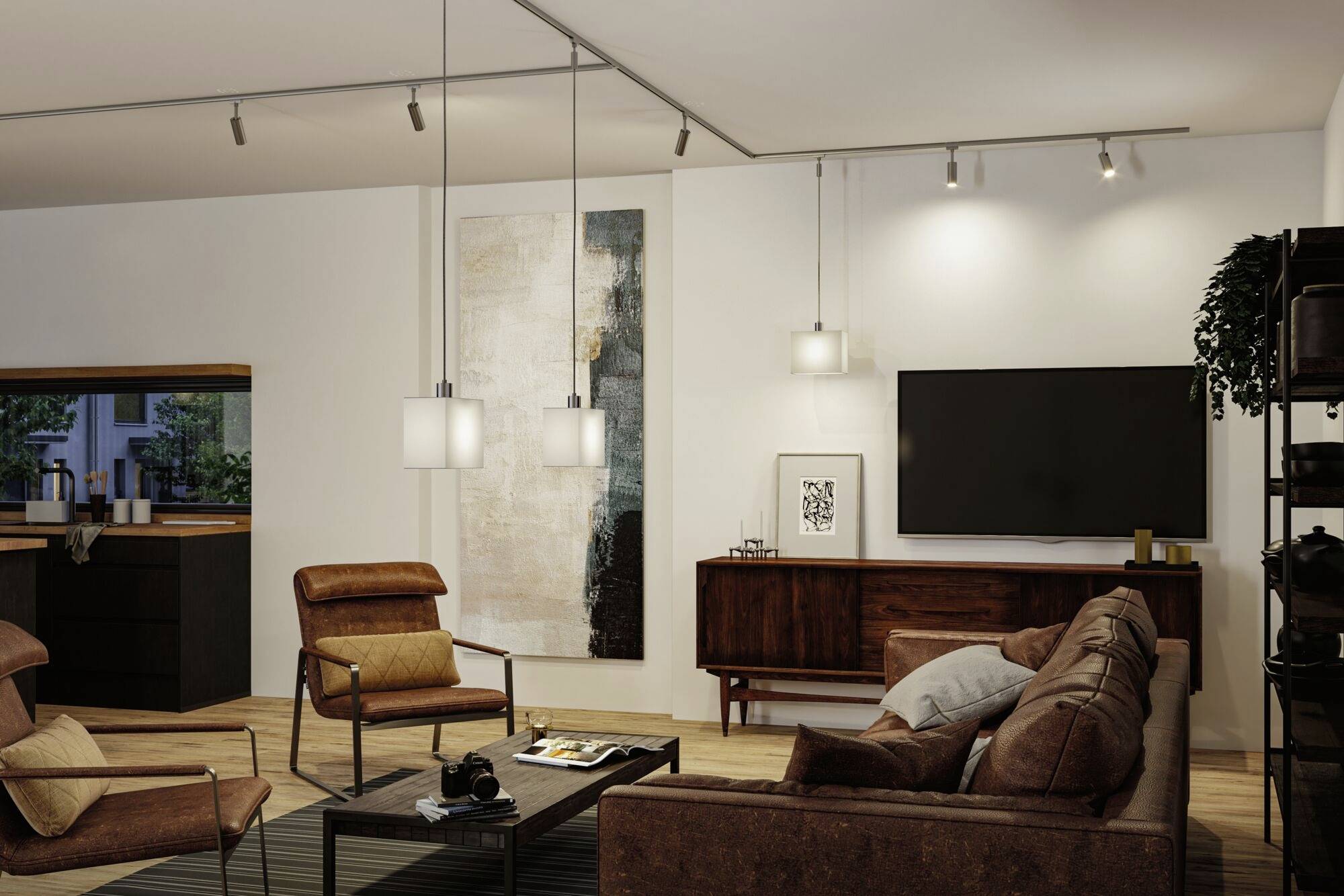Woonkamer met moderne inrichting: bruine bank, zwarte stoelen, houten salontafel, grote flatscreen-tv, hangende lampen.