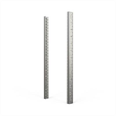 Twee zilveren metalen linialen rechtop staand, met centimeter- en duimmarkeringen, op een witte achtergrond.
