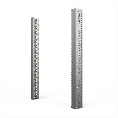 Twee verticale metalen steunen tegen een witte achtergrond. Eén staander is dichterbij en groter, vertoont een verscheidenheid aan perforaties en verstevigingsbalken.