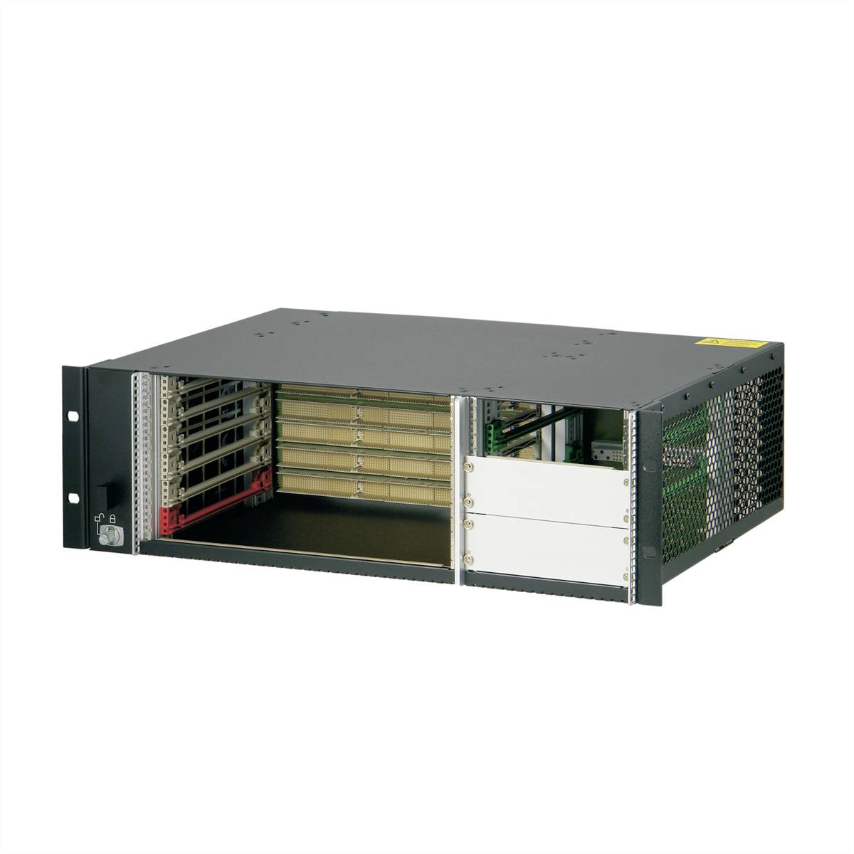 Een lege computer-serverrack met meerdere sleuven voor het plaatsen van hardware, met zicht op de open sleuven.