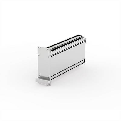 Enkele aluminium profielcomponent, rechthoekig met zwarte randen. Het profiel staat op zichzelf en is in een lichte zijaanzicht.