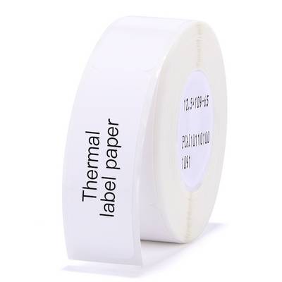 Een rol wit thermisch papier met zwarte tekst 'Thermal label paper' erop. Geschikt voor etikettenprinters.