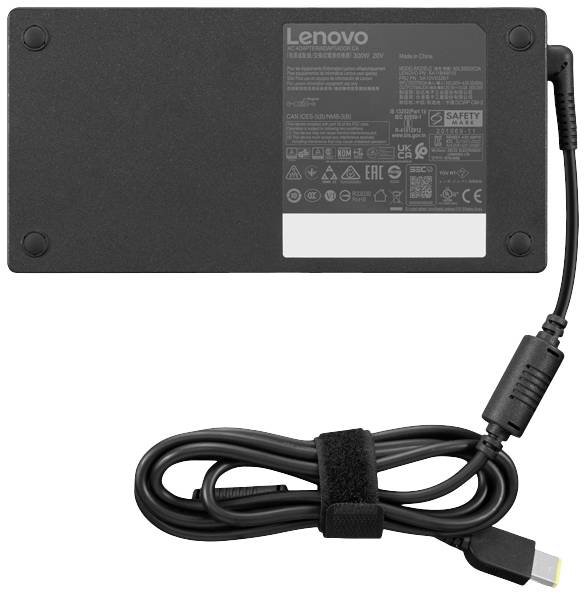 Een zwarte Lenovo-oplader met kabel, aan één kant technische specificaties. Hij heeft een rechthoekig lichaam en een afgeronde stekker.