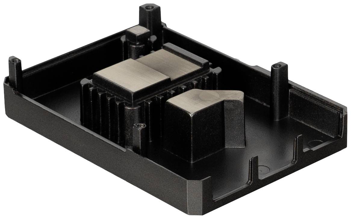 Zwarte kunststof afdekking met geïntegreerde, metalen warmteafvoerelementen. Rechthoekige vorm met verhoogde steunen op de hoeken.