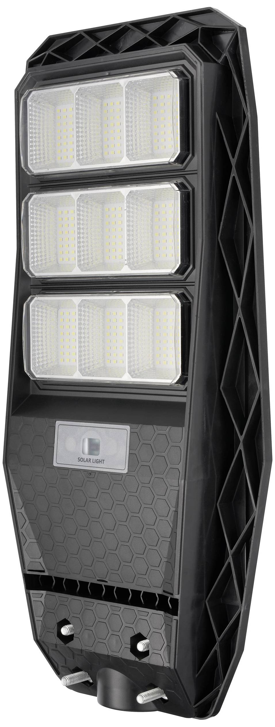 Een zwarte LED-straatverlichting met drie rijen LED-panelen en een zonnepaneel aan de voorkant. Geschikt voor buitenverlichting.