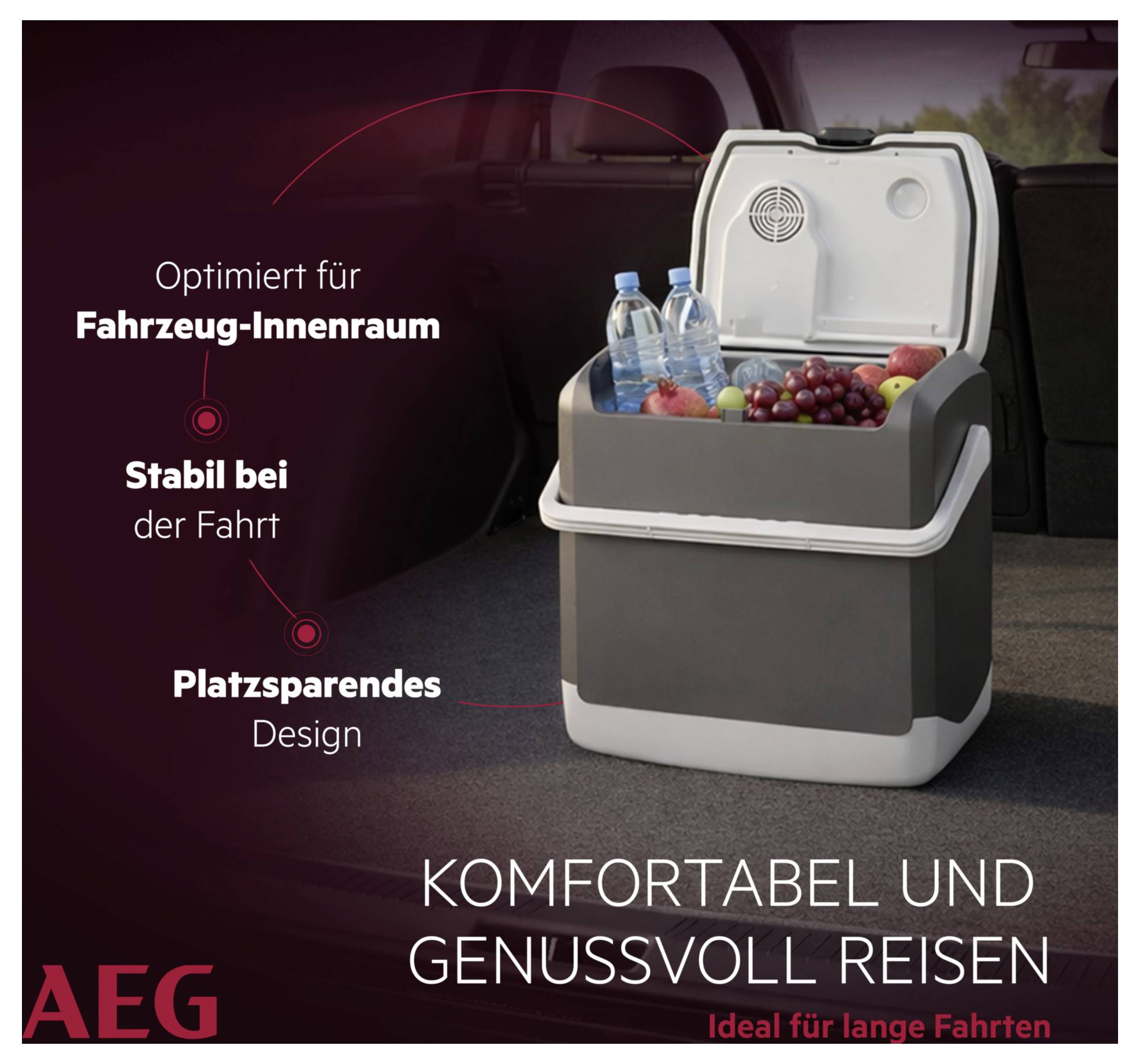 Een koelbox gevuld met flessen en fruit in een autokofferbak. Tekst benadrukt kenmerken: geoptimaliseerd voor voertuiginterieur, stabiel tijdens transport, ruimtebespaarend ontwerp. AEG-logo is zichtbaar.