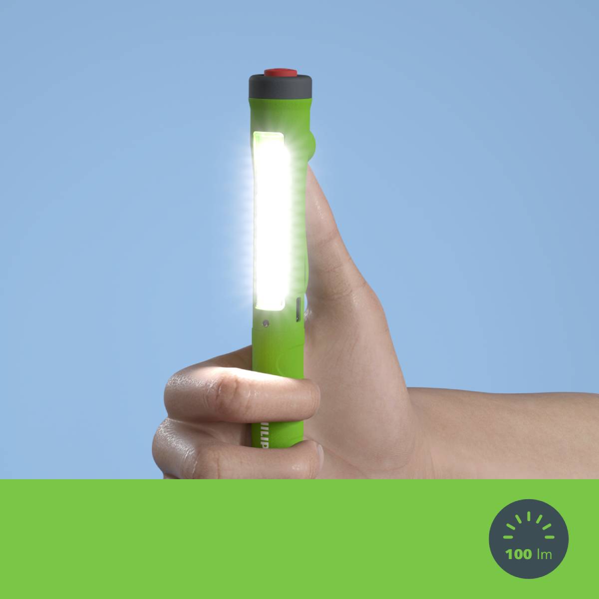 Een hand houdt een verlichtende, groene LED-zaklamp vast. Rechtsonder een aanduiding met '100 lm'. Achtergrond lichtblauw.